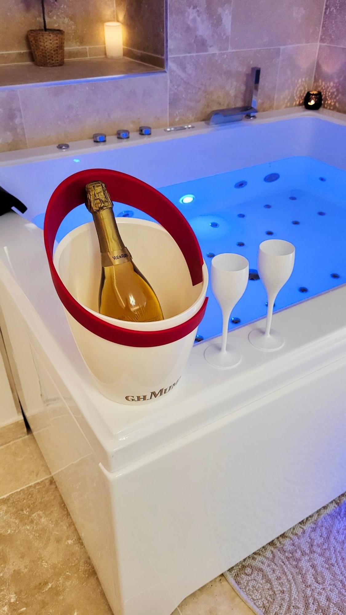 - La Suite Delos - Jacuzzi 2 Places - Centre Ville A Pied - Lit Queen Size - Parking Privee - Wifi - City Center Within Walking Distance - Quimper Kültér fotó