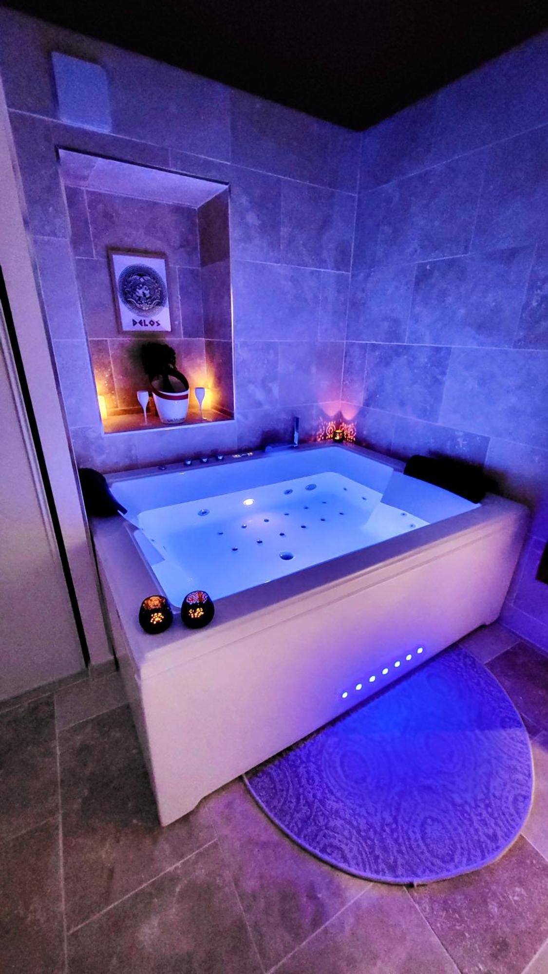 - La Suite Delos - Jacuzzi 2 Places - Centre Ville A Pied - Lit Queen Size - Parking Privee - Wifi - City Center Within Walking Distance - Quimper Kültér fotó