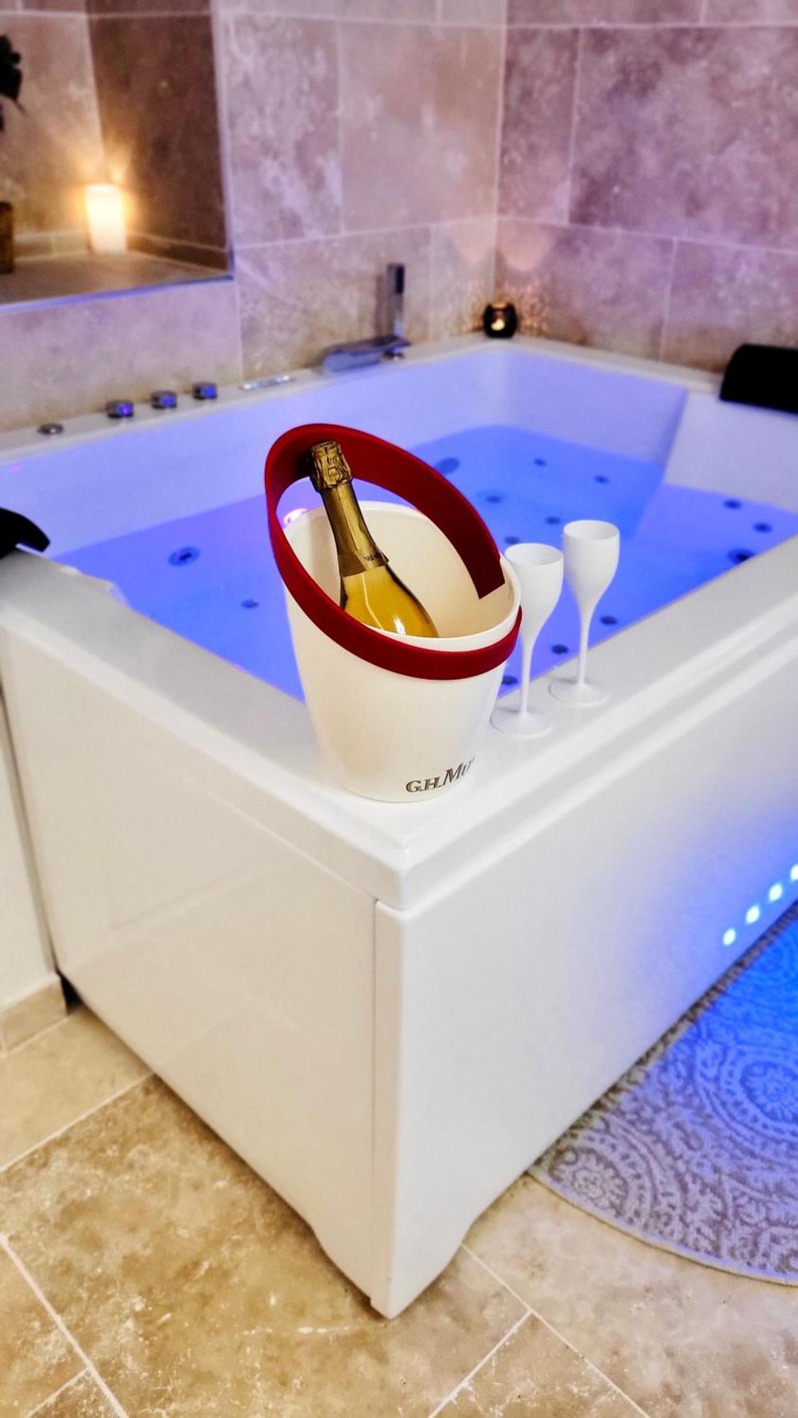 - La Suite Delos - Jacuzzi 2 Places - Centre Ville A Pied - Lit Queen Size - Parking Privee - Wifi - City Center Within Walking Distance - Quimper Kültér fotó