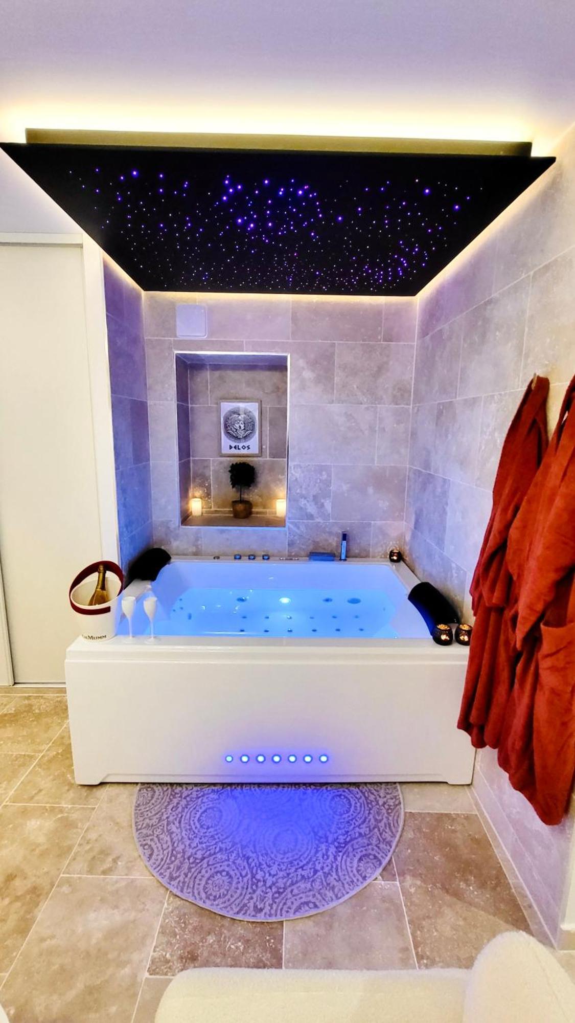 - La Suite Delos - Jacuzzi 2 Places - Centre Ville A Pied - Lit Queen Size - Parking Privee - Wifi - City Center Within Walking Distance - Quimper Kültér fotó