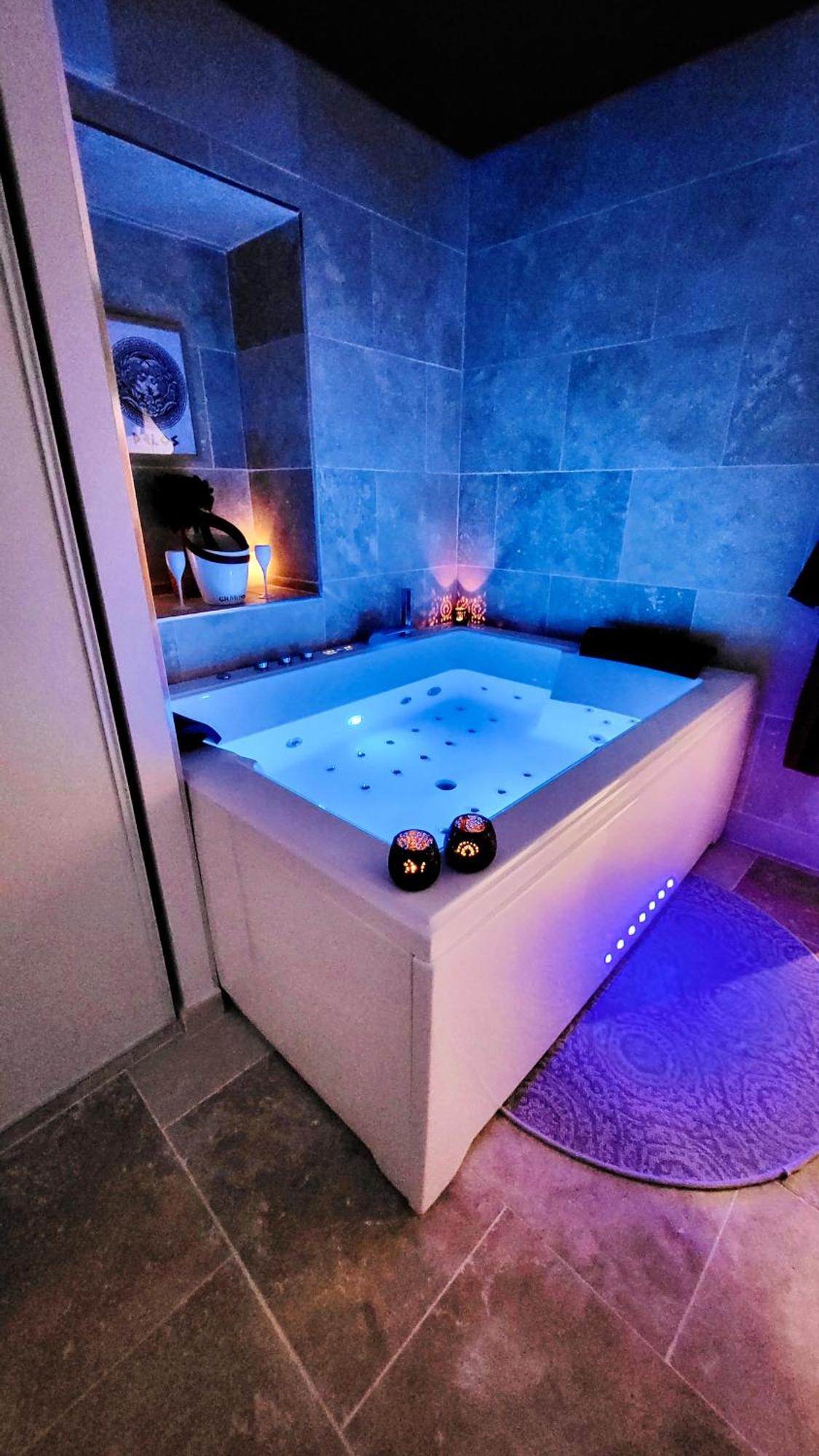 - La Suite Delos - Jacuzzi 2 Places - Centre Ville A Pied - Lit Queen Size - Parking Privee - Wifi - City Center Within Walking Distance - Quimper Kültér fotó